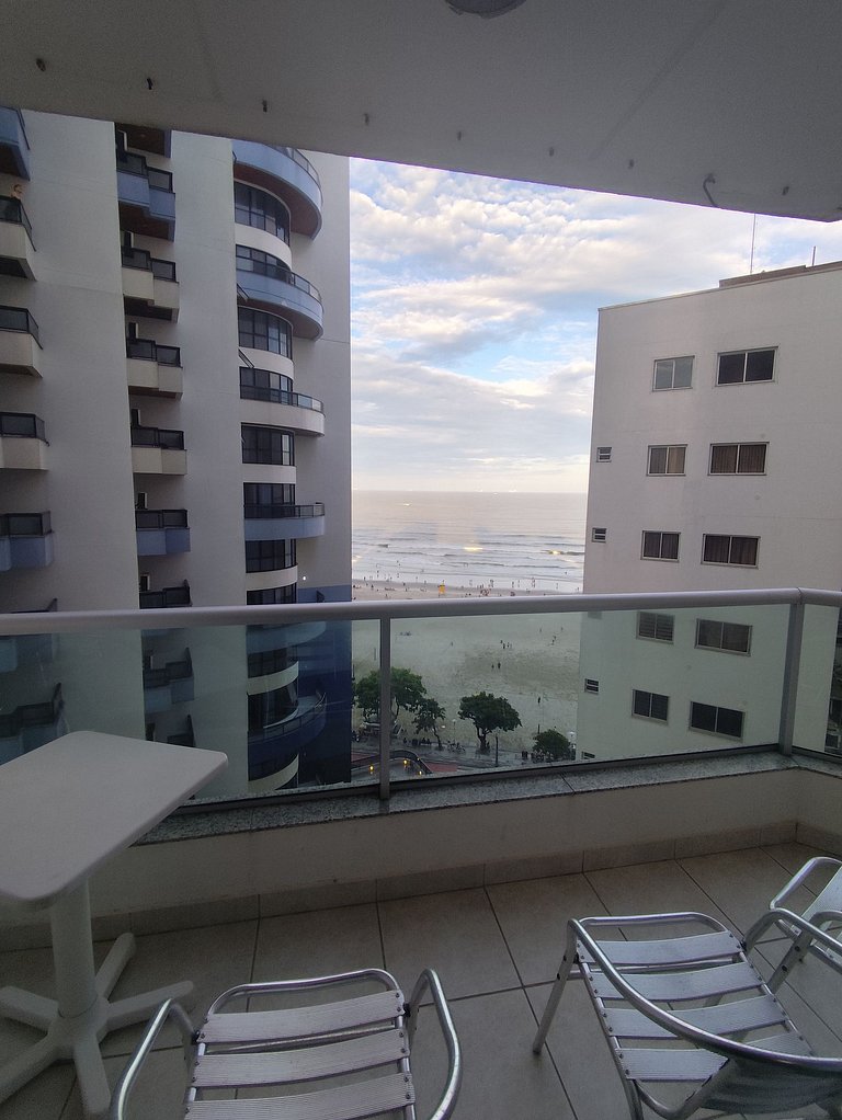 Vista mar e sacada a 40m da praia