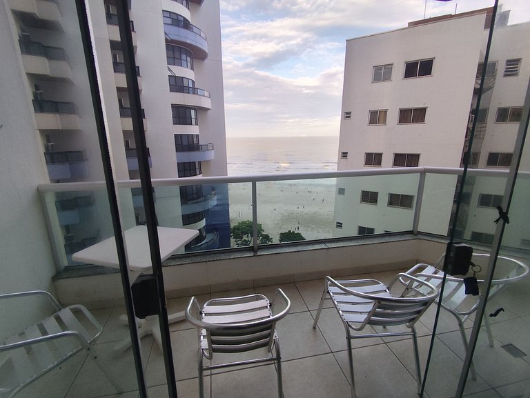 Vista mar e sacada a 40m da praia
