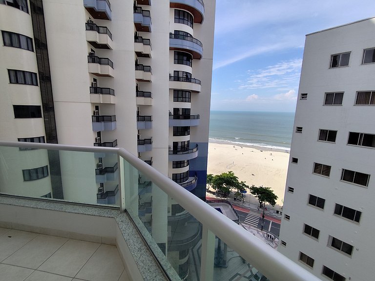 Vista mar e sacada a 40m da praia