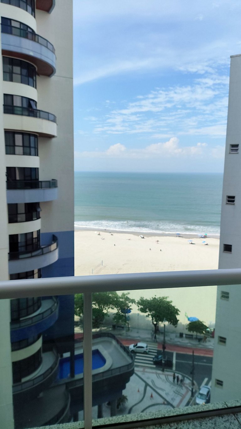 Vista mar e sacada a 40m da praia