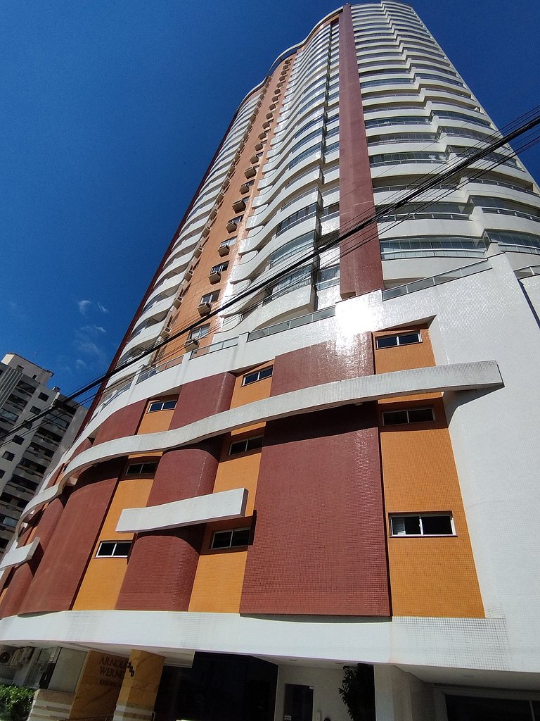 Encanto nas Alturas: Acomode-se no Elegante AP1904 em BC