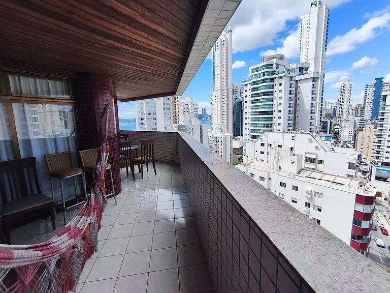 Apartamento 2 dormitórios a 130 m da praia | BC