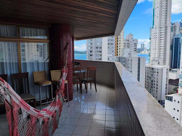 Apartamento 2 dormitórios a 130 m da praia | BC