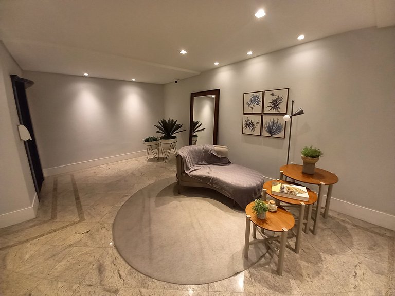 Apartamento 2 dormitórios a 130 m da praia | BC
