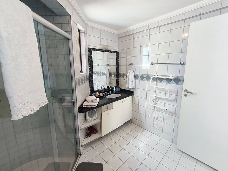 Apartamento 2 dormitórios a 130 m da praia | BC