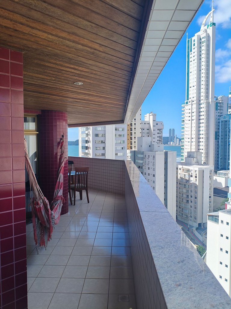 Apartamento 2 dormitórios a 130 m da praia | BC