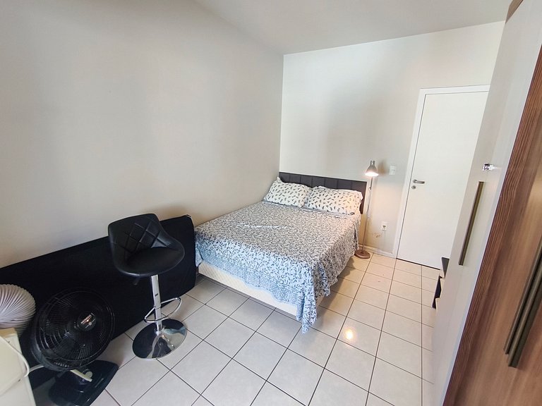 Apartamento 2 dormitórios a 130 m da praia | BC
